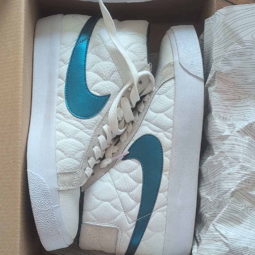 Nike White and Teal Quilted Sneakers